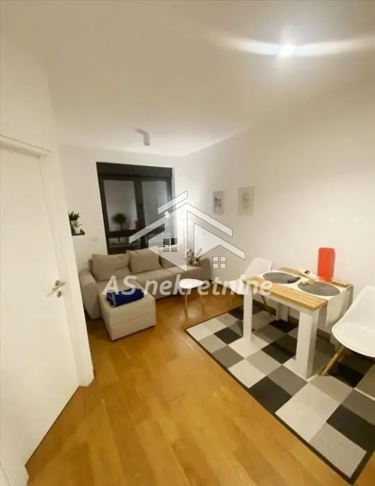 Izdavanje, dvosoban stan, 35m², Vračar Sve Podlokacije, Beograd