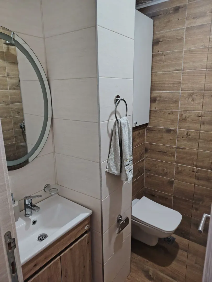 Manje kupatilo sa umivaonikom, ogledalom i wc šoljom.