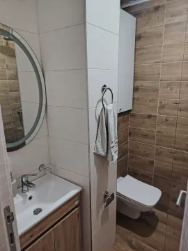 Manje kupatilo sa umivaonikom, ogledalom i wc šoljom. - image 9