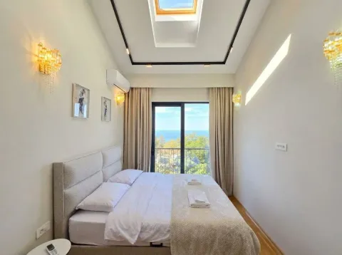 Bedroom with a double bed, balcony doors and a sea view. - image 7