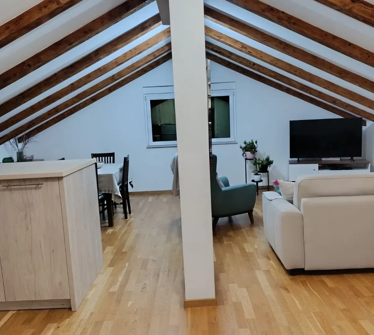 Rent, two bedroom apartment, 88m², Kalimanj, Tivat