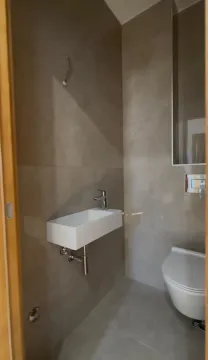 Manje kupatilo sa umivaonikom i toaletom obloženo keramičkim pločicama. - image 10