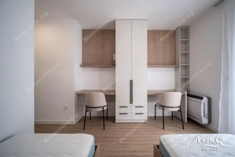 Spavaća soba sa dva kreveta i radnim stolom sa garderoberom. - image 13