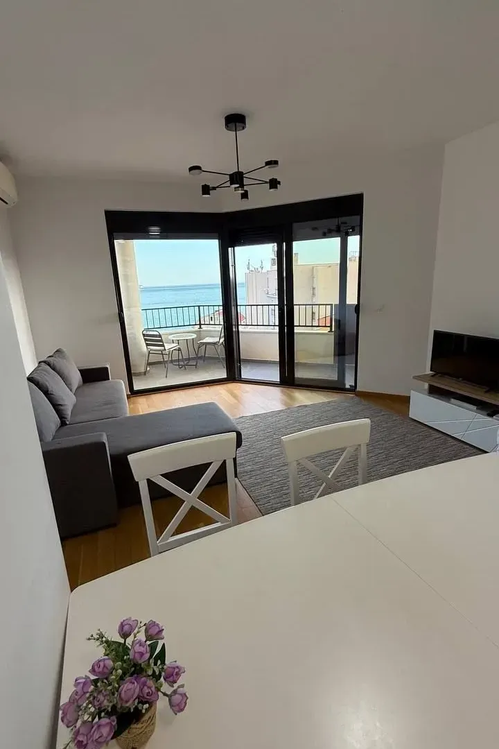 Rent, one bedroom apartment, 55m², Bečići, Budva