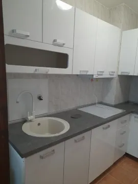 Manja bijela kuhinja sa sudoperom i ugradnom pločom. - image 14
