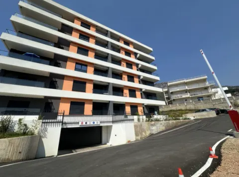 Pogled na spoljašnjost moderne stambene zgrade sa prilazom za garažu. - image 10