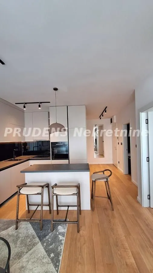 Izdavanje, dvosoban stan, 62m², Vračar Sve Podlokacije, Beograd