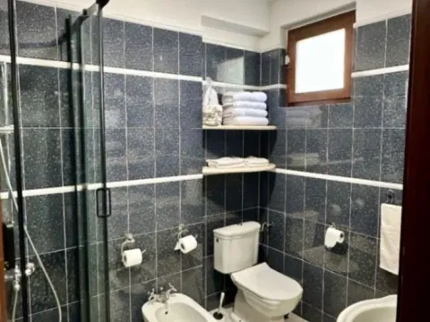 Izdavanje, dvosoban stan, 108m², Dobrota, Kotor - image 10