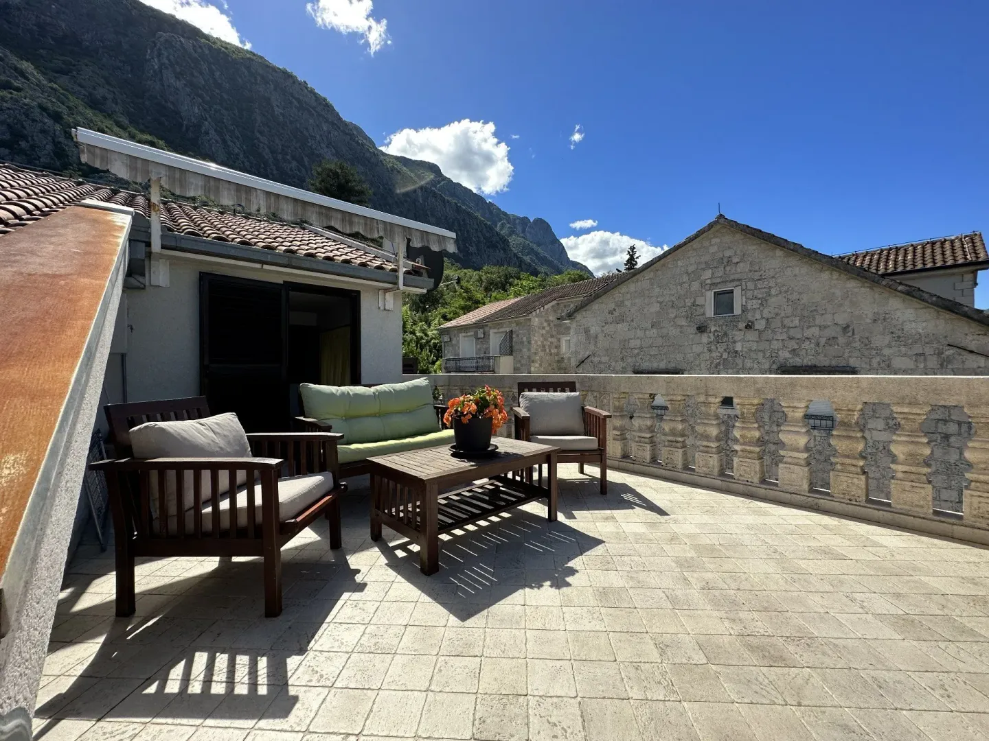 Rent, two bedroom apartment, 80m², Dobrota, Kotor