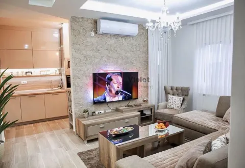 Dnevni boravak sa garniturom, televizorom i kuhinjom u pozadini. - image 2