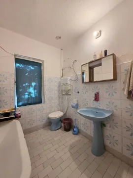 Kupatilo opremljeno umivaonikom, WC šoljom, kadom i zidnim ormarićem sa ogledalom. - image 13