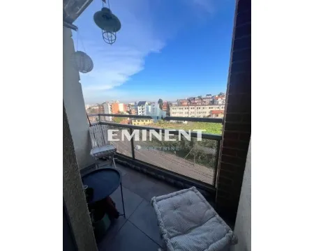 Namešten balkon sa stolom, stolicom i pogledom na grad. - image 18
