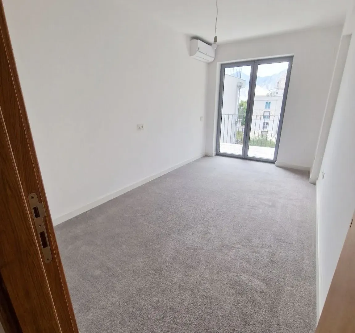 Prodaja, četvorosoban stan, 200m², Dobrota, Kotor