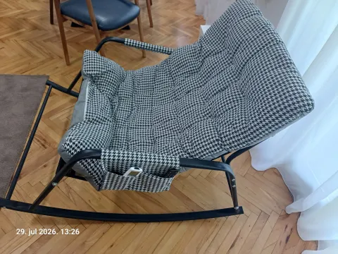 Udobna fotelja za ljuljanje u dnevnoj sobi. - image 2