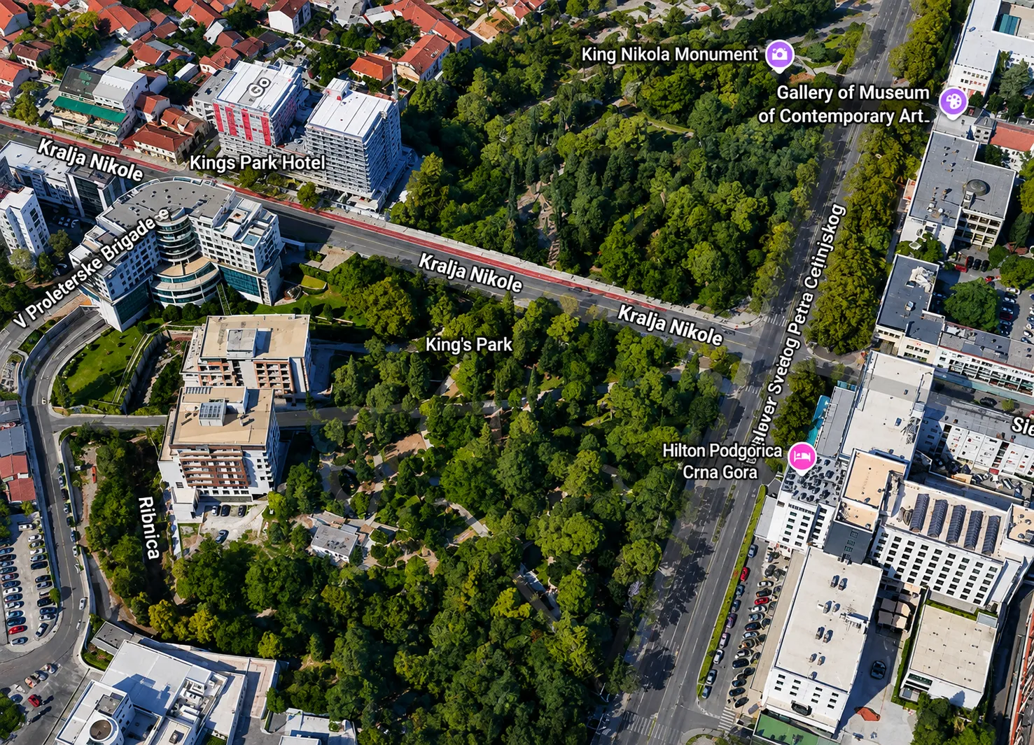 Pogled iz vazduha na gradski park i okolne ulice.
