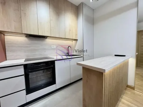 Moderna kuhinja sa ugradnim elementima i šankom. - image 4