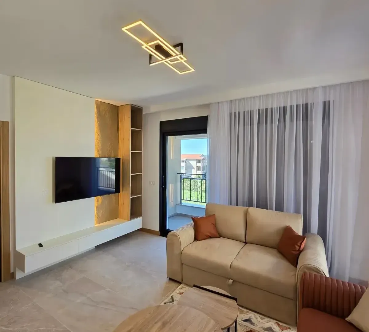 Izdavanje, stan, 50m², Tivat, Crna Gora