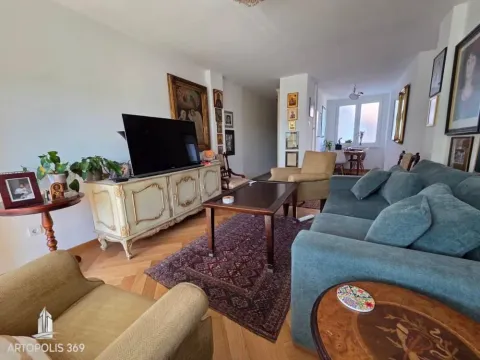 Dnevna soba sa garniturom, TV-om i trpezarijskim delom u pozadini. - image 7