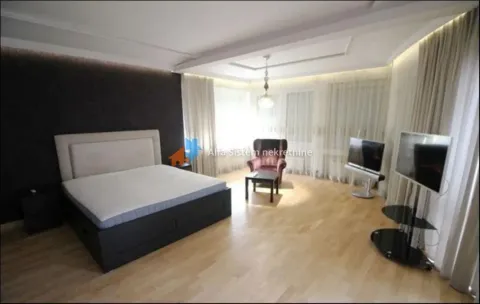 Prostrana spavaća soba sa bračnim krevetom, foteljom i TV-om. - image 6