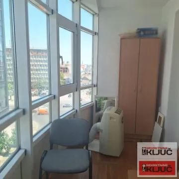 Zastakljeni balkon sa stolicom, pokretnom klimom i ormarom. - image 5
