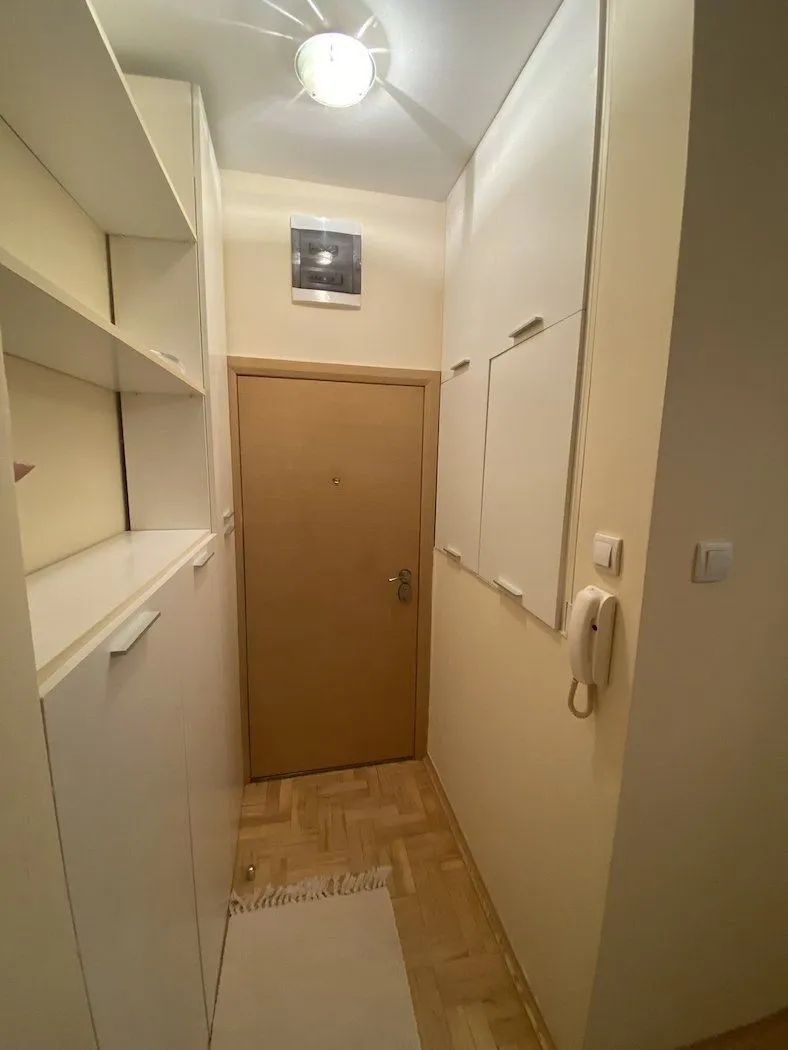 Izdavanje, jednosoban stan, 32m², Stari grad, Novi Sad