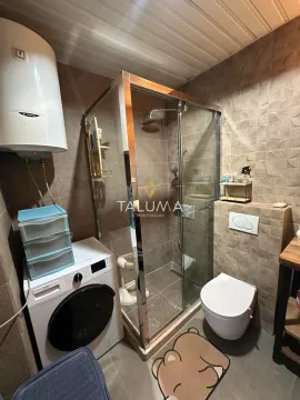 Kupatilo opremljeno tuš kabinom, WC šoljom, bojlerom i veš mašinom. - image 9