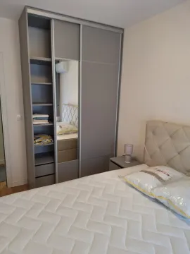 Svijetla spavaća soba sa velikim garderoberom i bračnim krevetom. - image 22