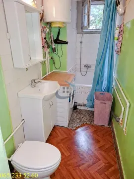 Manje kupatilo sa kadom, umivaonikom, wc šoljom i veš mašinom. - image 13