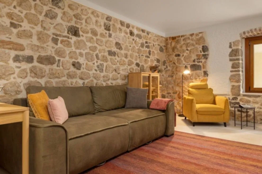 Izdavanje, kuća, 170m², Škaljari, Kotor