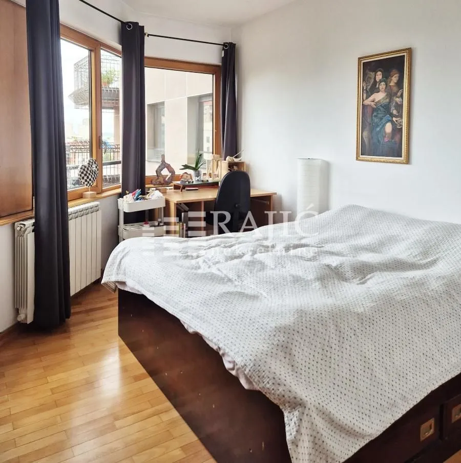 Bedroom with a double bed, a desk, and a window.