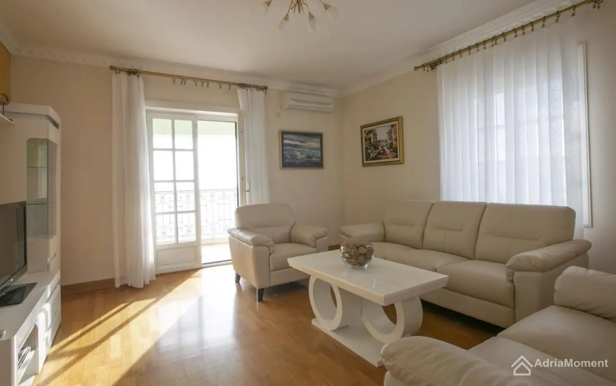Sale, three bedroom apartment, 90m², Sveti Stefan, Budva