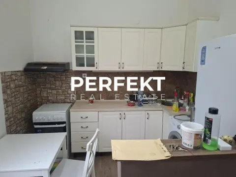 Manja kuhinja sa belim elementima i trpezarijskim stolom. - image 2