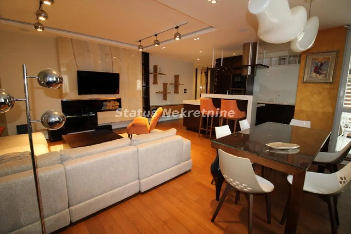 Prodaja, četvorosoban stan, 113m², Centar, Novi Sad
