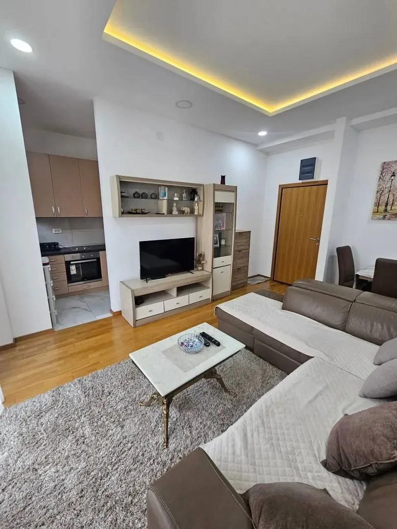 Living room with a sofa set and a view towards the kitchen.
