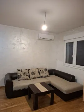 Dnevna soba sa ugaonom garniturom i malim klub stolom. - image 3