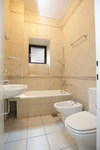 Izdavanje, kuća, 550m², Autokomanda, Voždovac Sve Podlokacije