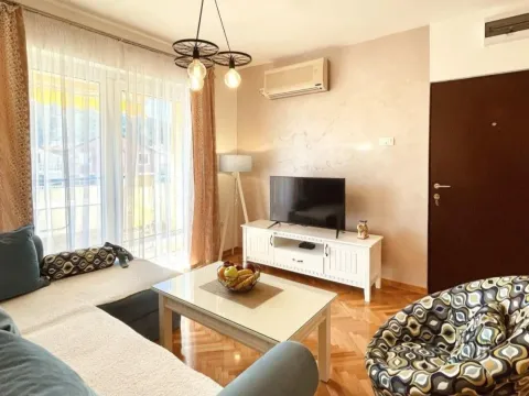 Izdavanje, jednosoban stan, 52m², Adok, Budva - image 1
