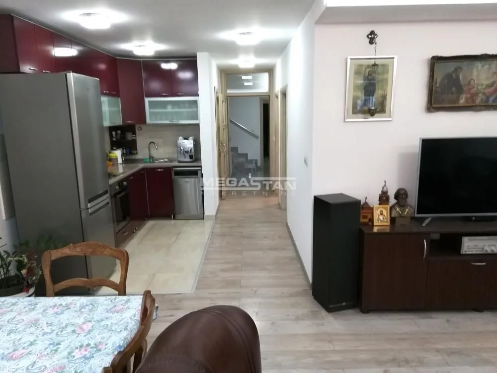 Prodaja, kuća, 272m², Zemun Gornji Grad, Zemun Sve Podlokacije