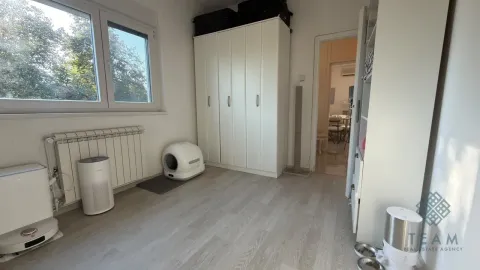 Manja soba sa bijelim garderoberom, laminatom i prozorom. - image 12