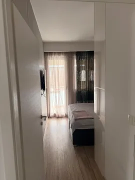 Pogled iz hodnika na spavaću sobu sa krevetom i prozorom. - image 9