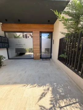 Ulaz u zgradu sa staklenim vratima i popločanim dvorištem. - image 13