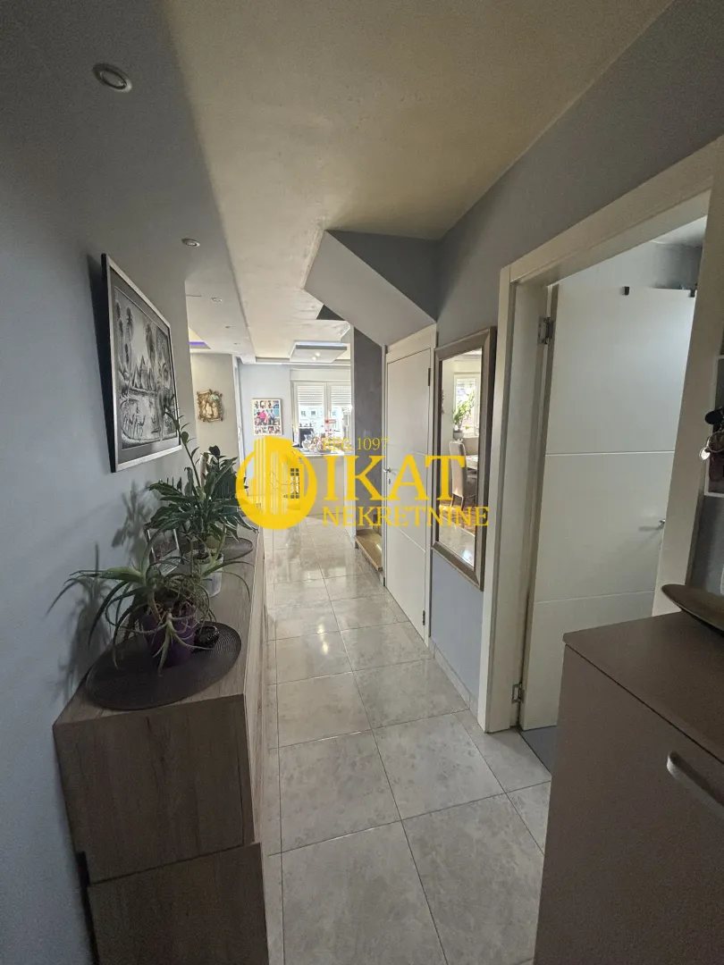 Prodaja, četvorosoban stan, 101m², Batajnica, Beograd