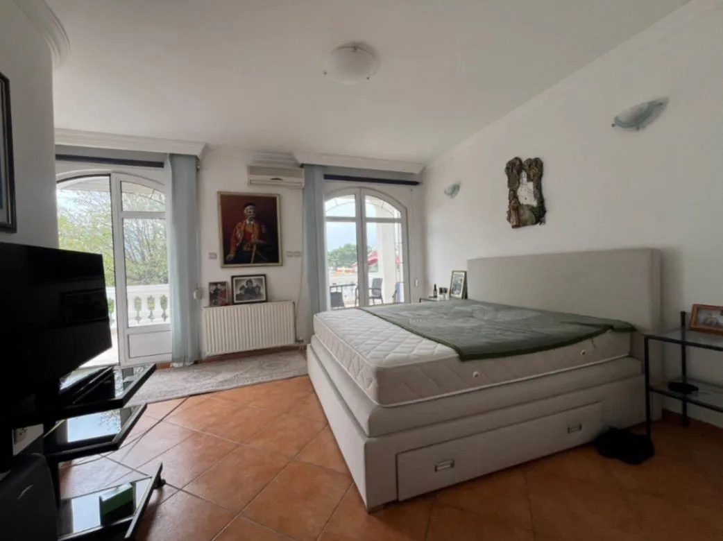 Izdavanje, kuća, 350m², Zlatica, Podgorica