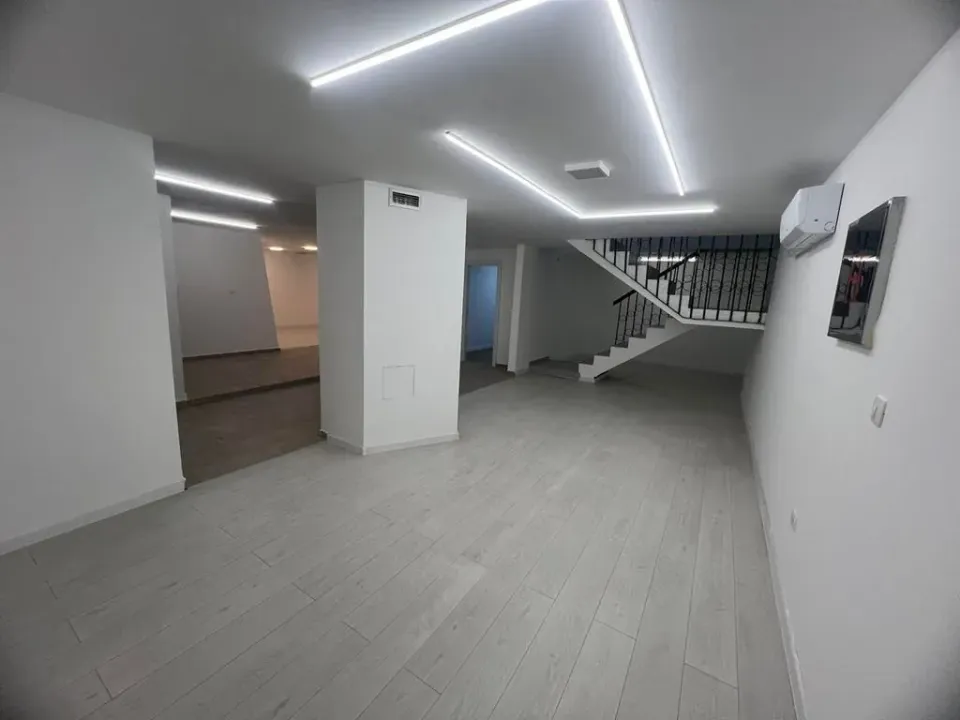 Rent, office space, 294m², Blok 5, Podgorica