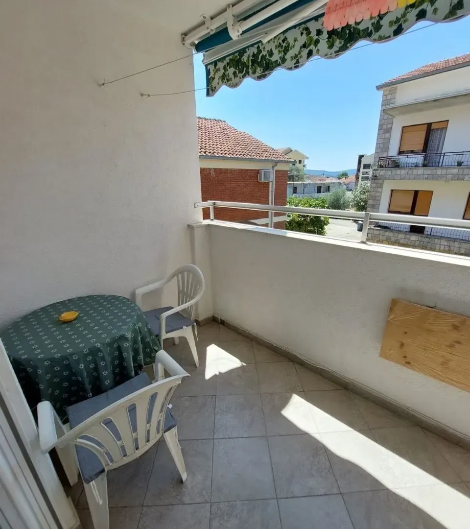 Izdavanje, dvosoban stan, 60m², Tivat, Crna Gora