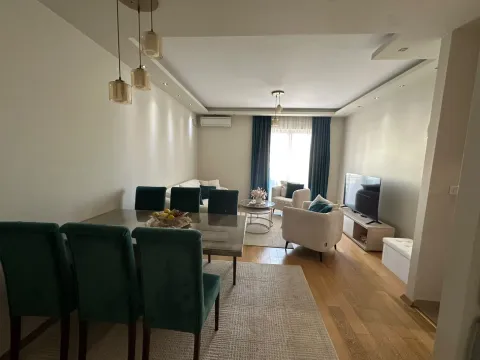 Prostrana dnevna soba sa trpezarijom i modernim nameštajem. - image 2