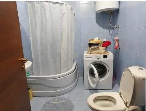 Kupatilo opremljeno tuš kabinom, WC šoljom i veš mašinom. - image 3