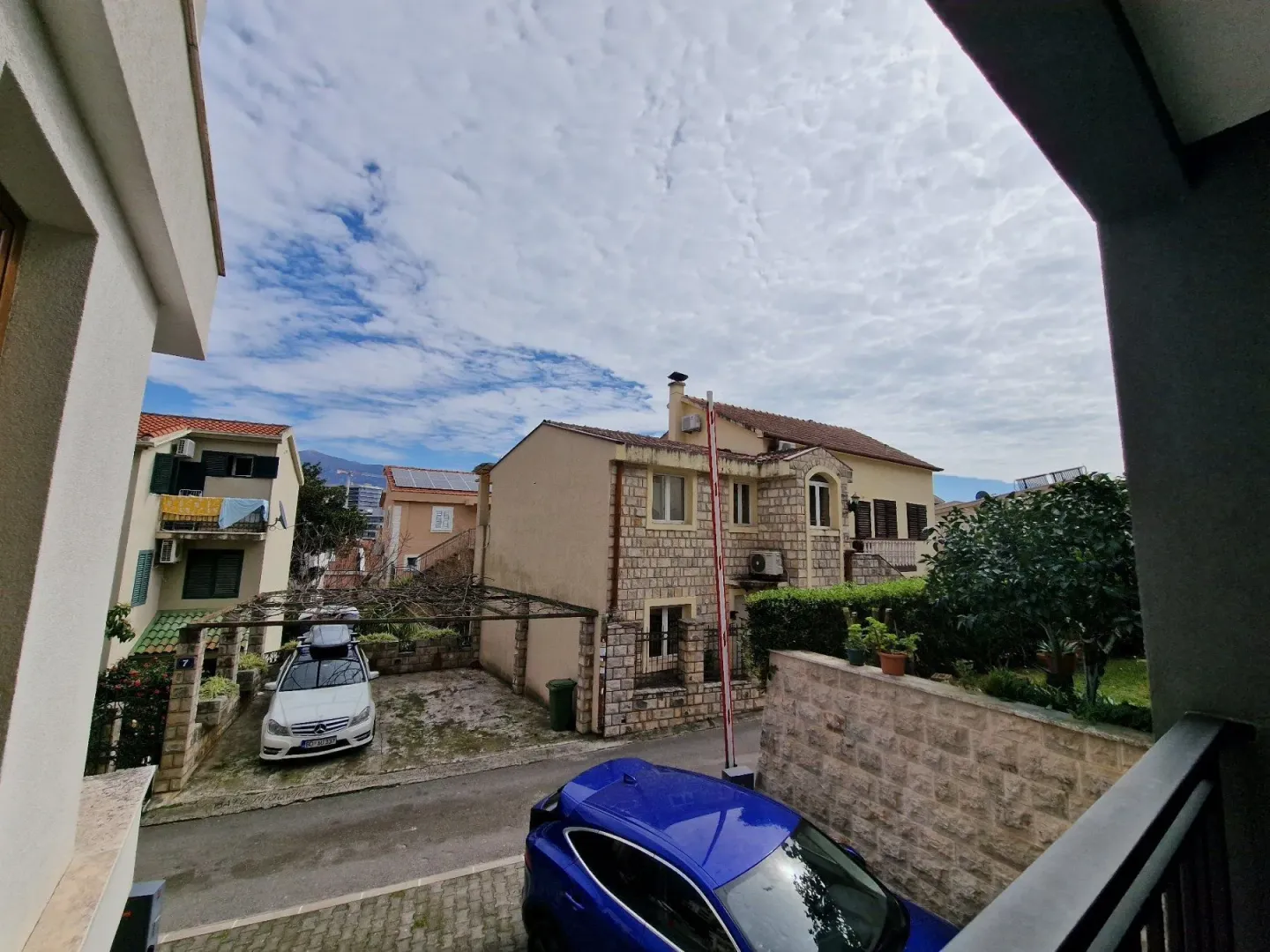 Pogled sa terase na dvorište i okolne objekte.