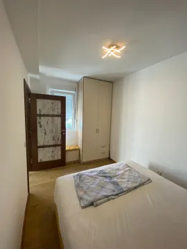 Spavaća soba sa bračnim krevetom, plakarom i prozorom. - image 8