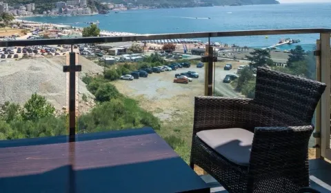 Namještena terasa sa pogledom na more i plažu. - image 8
